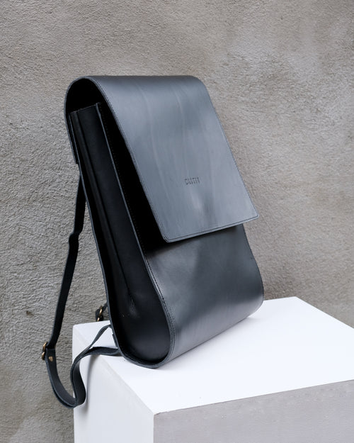 BLACK LEATHER BACKPACK - GRAND PRISQUE