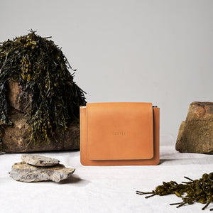 SAC À BANDOULIÈRE EN CUIR BLÉ - PETIT LOUIS