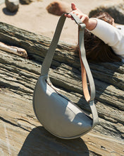 Charger l&#39;image dans la galerie, SAC BANANE EN CUIR LICHEN - ANTONIN