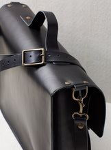 Charger l&#39;image dans la galerie, SAC À BANDOULIÈRE EN CUIR NOIR - REGINALD