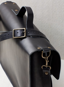 SAC À BANDOULIÈRE EN CUIR NOIR - REGINALD
