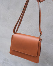 Charger l&#39;image dans la galerie, SAC À BANDOULIÈRE EN CUIR COGNAC - LOUIS-PHILIPPE