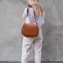 Charger l&#39;image dans la galerie, SAC À BANDOULIÈRE EN CUIR COGNAC - ANITA