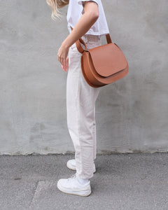 SAC À BANDOULIÈRE EN CUIR COGNAC - ANITA