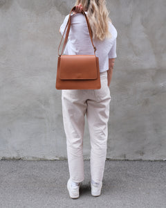 SAC À BANDOULIÈRE EN CUIR COGNAC - LOUIS-PHILIPPE
