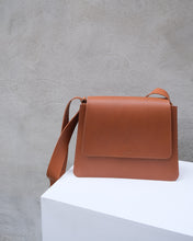 Charger l&#39;image dans la galerie, SAC À BANDOULIÈRE EN CUIR COGNAC - LOUIS-PHILIPPE