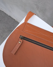 Charger l&#39;image dans la galerie, SAC À BANDOULIÈRE EN CUIR COGNAC - ANITA