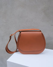 Charger l&#39;image dans la galerie, SAC À BANDOULIÈRE EN CUIR COGNAC - ANITA