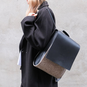 SAC À DOS EN FEUTRE ET CUIR NOIR - GRAND PRISQUE