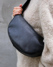 Load image into Gallery viewer, BELT BAG - ANTONIN - BLACK LEATHER 