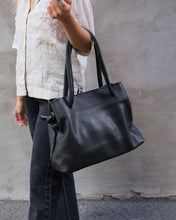 Charger l&#39;image dans la galerie, SAC FOURRE-TOUT EN CUIR NOIR - CLAUDETTE