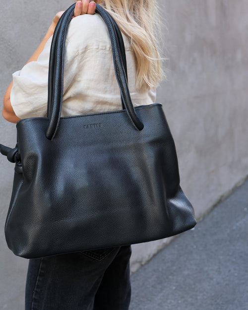 SAC FOURRE-TOUT EN CUIR NOIR - CLAUDETTE