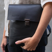 Charger l&#39;image dans la galerie, SAC À BANDOULIÈRE POLYVALENT EN CUIR NOIR - GUSTAVE