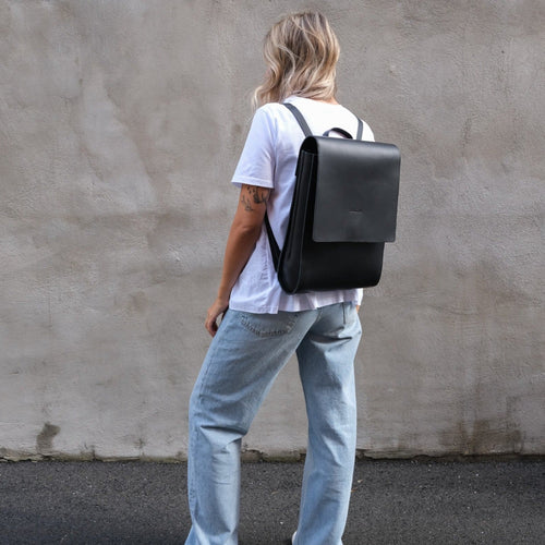 BLACK LEATHER BACKPACK - GRAND PRISQUE