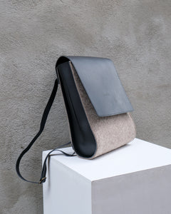 SAC À DOS EN FEUTRE ET CUIR NOIR - GRAND PRISQUE