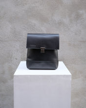 Charger l&#39;image dans la galerie, SAC À BANDOULIÈRE POLYVALENT EN CUIR NOIR - GUSTAVE