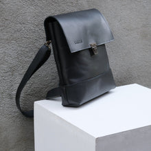 Charger l&#39;image dans la galerie, SAC À BANDOULIÈRE POLYVALENT EN CUIR NOIR - GUSTAVE
