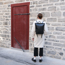 Charger l&#39;image dans la galerie, SAC À DOS EN CUIR NOIR - ANASTASIA
