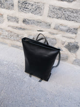 Charger l&#39;image dans la galerie, SAC À DOS EN CUIR NOIR - ANASTASIA