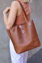 Charger l&#39;image dans la galerie, SAC FOURRE-TOUT EN CUIR COGNAC - MADO
