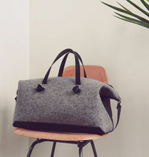 Charger l&#39;image dans la galerie, GRAND SAC EN FEUTRE ET EN CUIR NOIR OU EN CUIR NOIR - EUGÈNE