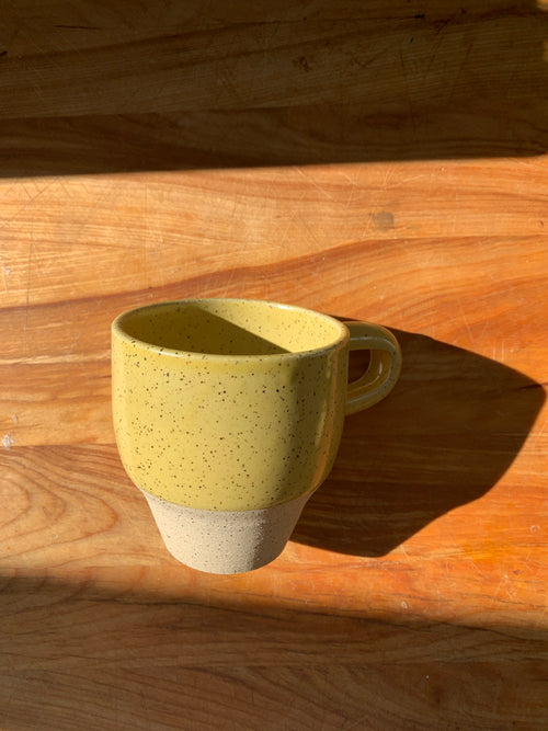 LARGE SPECKLE CUP IN STONEWARE - YELLOW
