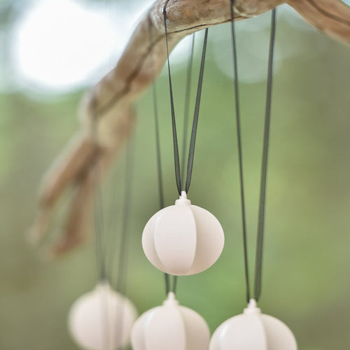 BOULE EN PORCELAINE POUR LE SAPIN DE NOËL - GRETA & STUDIO MINÉRAL