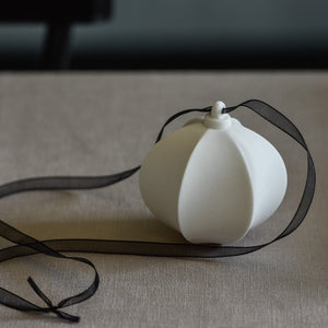 BOULE EN PORCELAINE POUR LE SAPIN DE NOËL - GRETA & STUDIO MINÉRAL