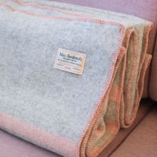 Charger l&#39;image dans la galerie, COUVERTURE - LAINE VIERGE 100% TWEED GRIS PÂLE ET RAYURES ROSES - MACAUSLANDS