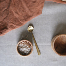 Charger l&#39;image dans la galerie, Mains de sel et poivres - Bois noueux d&#39;érable - Elise McLauchlan