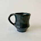 TASSE NOIRE FACETTÉE - L'ALUMINÉ ATELIER CÉRAMIQUE